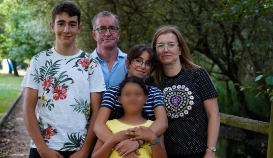 María Saqués e Simón Rodríguez, pais de acollida: «Aínda que sexa algo temporal, paga a pena polo feliz que fas ao neno» En xaneiro sumaron á súa familia con dous fillos a unha pequena de 8 anos.