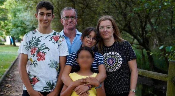 María Saqués e Simón Rodríguez, pais de acollida: «Aínda que sexa algo temporal, paga a pena polo feliz que fas ao neno» En xaneiro sumaron á súa familia con dous fillos a unha pequena de 8 anos.