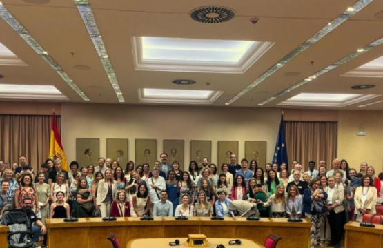 La asociación de acogimiento familiar exige en el Congreso que se cumpla el derecho de los niños a crecer en familia