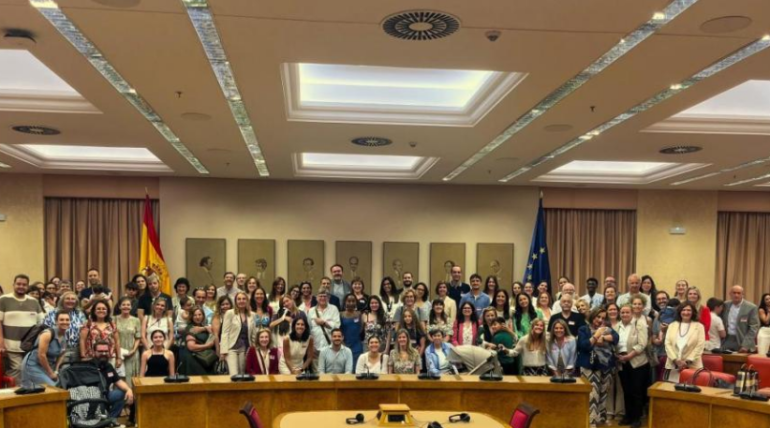 La asociación de acogimiento familiar exige en el Congreso que se cumpla el derecho de los niños a crecer en familia