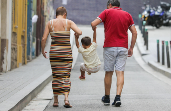 O Parlament dá vía libre ao cambio de lei para favorecer a adopción por parte das familias acolledoras