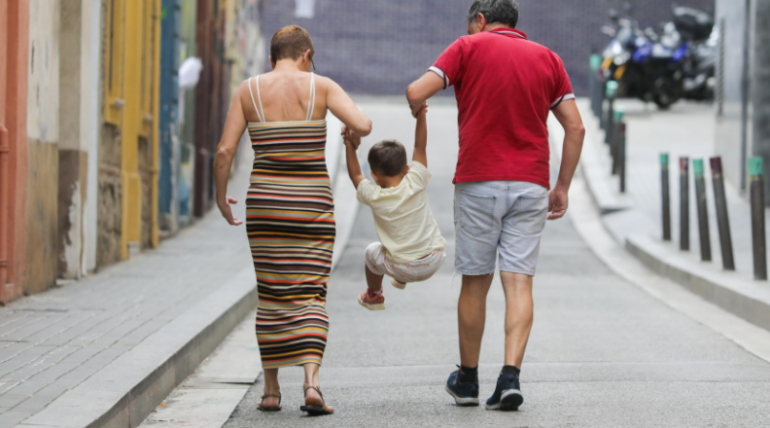 O Parlament dá vía libre ao cambio de lei para favorecer a adopción por parte das familias acolledoras