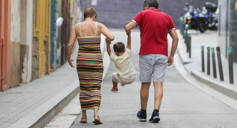 O Parlament dá vía libre ao cambio de lei para favorecer a adopción por parte das familias acolledoras