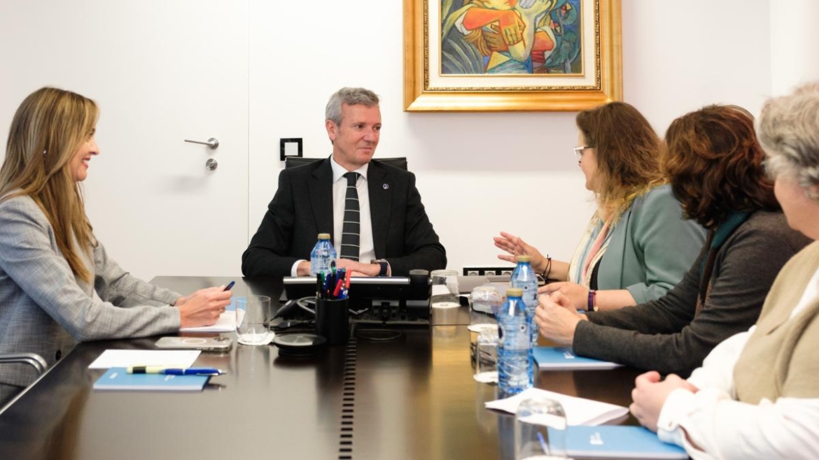 Rueda reúnese coa directora da Asociación Galega de Familias de Acollida (ACOUGO)