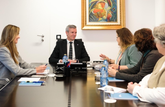 Rueda reúnese coa directora da Asociación Galega de Familias de Acollida (ACOUGO)