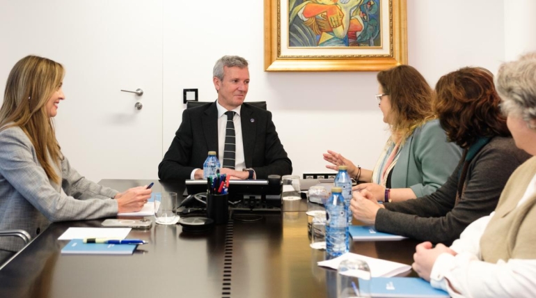 Rueda reúnese coa directora da Asociación Galega de Familias de Acollida (ACOUGO)