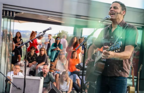 Solidariedade e música dende a terraza de Martín Códax