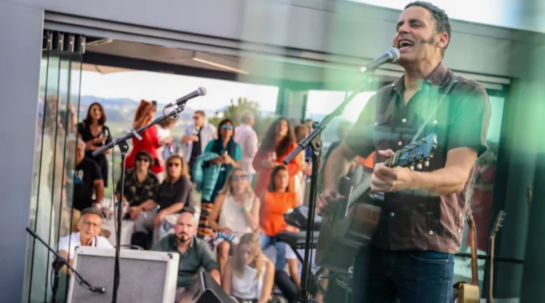 Solidariedade e música dende a terraza de Martín Códax