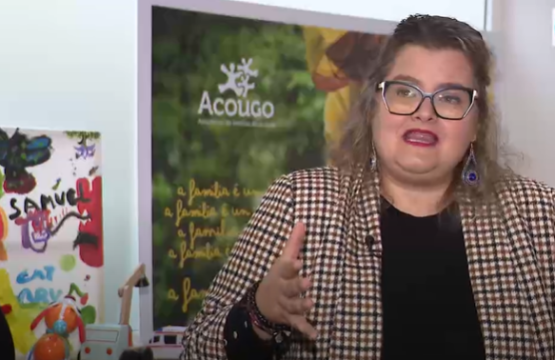 A asociación Acougo busca voluntarios para facer de “avós e tíos” de crianzas en situación vulnerable