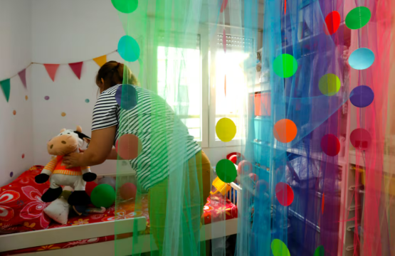 Separar a los niños de sus familias de acogida para que los adopten otras: “Con este cambio, la han vuelto a romper”