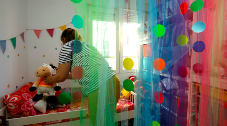 Separar a los niños de sus familias de acogida para que los adopten otras: “Con este cambio, la han vuelto a romper”